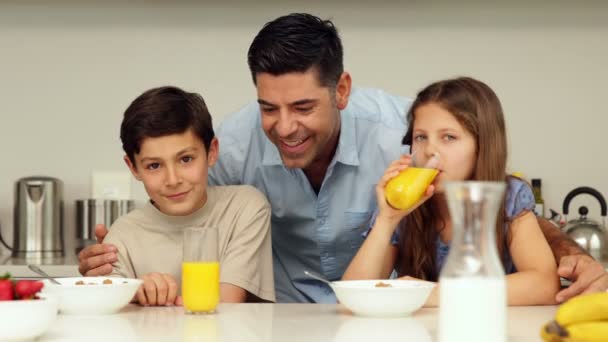 Отец болтает со своими детьми за завтраком — стоковое видео