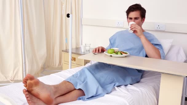 Pacjent siedzi na łóżku jego obiad — Wideo stockowe