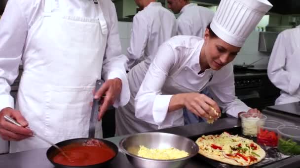 Gelukkig mooie chef-kok een pizza voorbereiden — Stockvideo