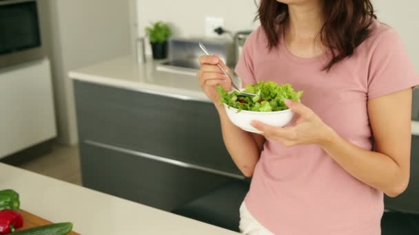 Mujer bonita comiendo un tazón de ensalada saludable — Vídeo de stock