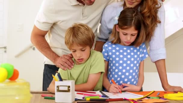 Gelukkige ouders en kinderen samen tekening — Stockvideo