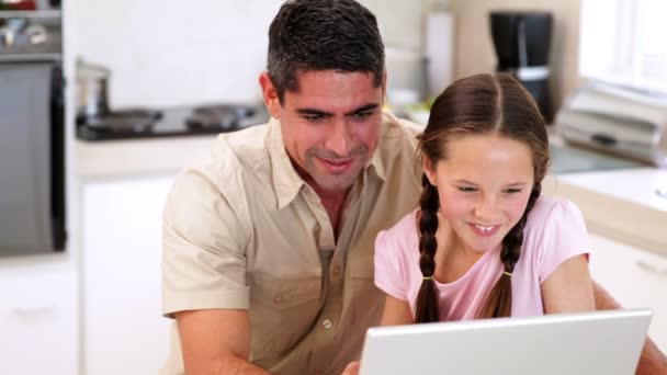 Pai usando o laptop com sua filha — Vídeo de Stock