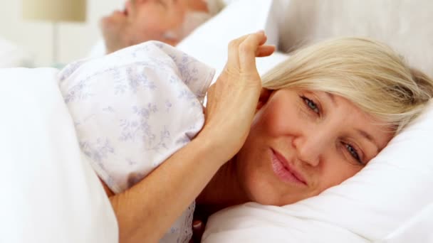 Mulher cobrindo seus ouvidos como parceiro está roncando alto — Vídeo de Stock