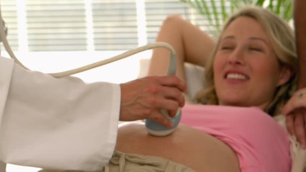 Embarazada rubia consiguiendo un escaneo — Vídeos de Stock