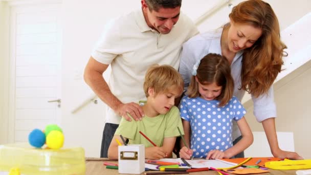 Des parents heureux et des enfants réunis à la table — Video