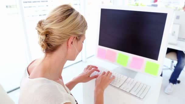 Happy businesswoman working at her desk — Stock Video