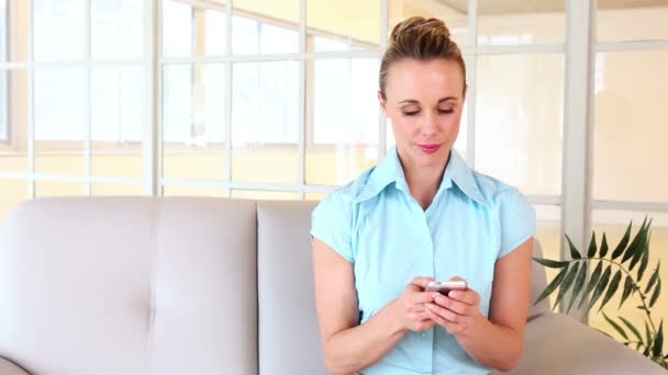 Бізнес-леді смс по телефону — стокове відео