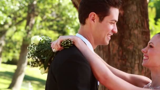 Recém-casados dançando juntos — Vídeo de Stock