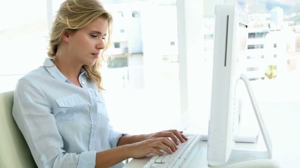 Casual zakenvrouw werken bij haar Bureau — Stockvideo