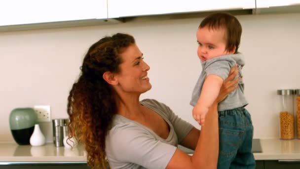 Moeder opheffing van haar babyjongen in de lucht — Stockvideo