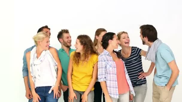 Jeunes gens élégants souriant à la caméra — Video