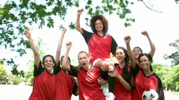 Женская футбольная команда празднует победу в парке — стоковое видео