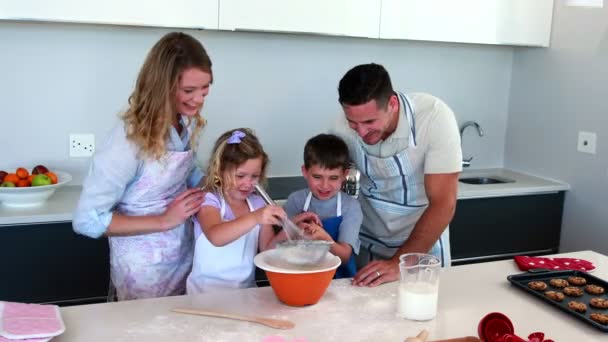 Familie maken een cake samen — Stockvideo