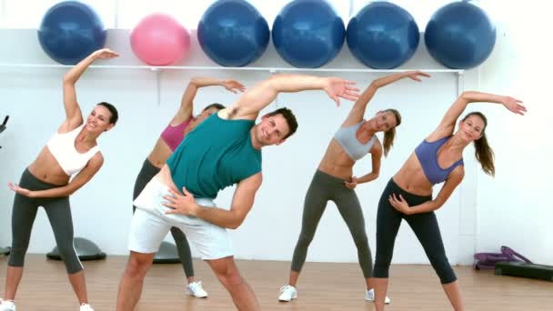 Cours de fitness s'étirant ensemble — Video