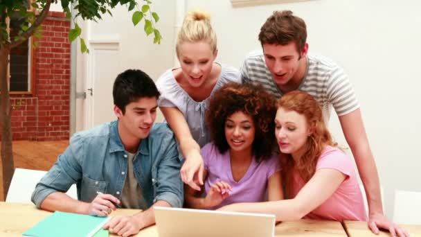 Estudantes usando o laptop para ganhar algo — Vídeo de Stock