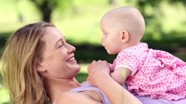 Anne ile bebek kız parkta oynarken — Stok video