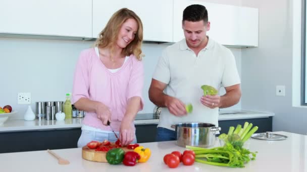 Couple préparant un dîner sain ensemble — Video