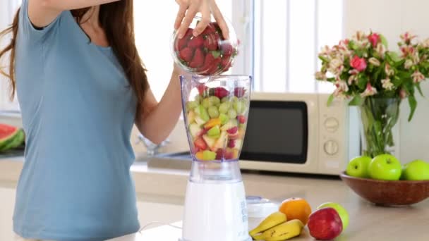 Woman making a smoothie — Stock Video