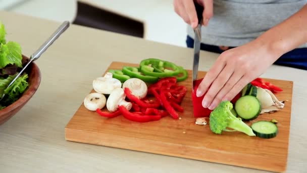 Mooie brunette voorbereiding van een gezonde salade — Stockvideo