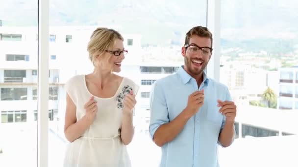 Equipe de negócios feliz comemorando com dança — Vídeo de Stock