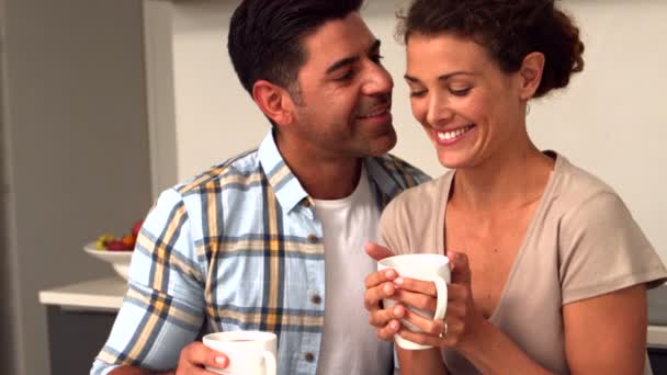 Gelukkige paar met koffie in de keuken — Stockvideo