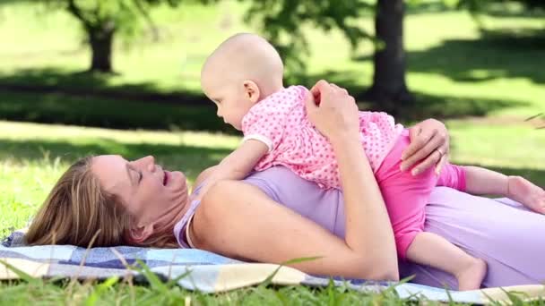 Moeder spelen met haar babymeisje in het park — Stockvideo