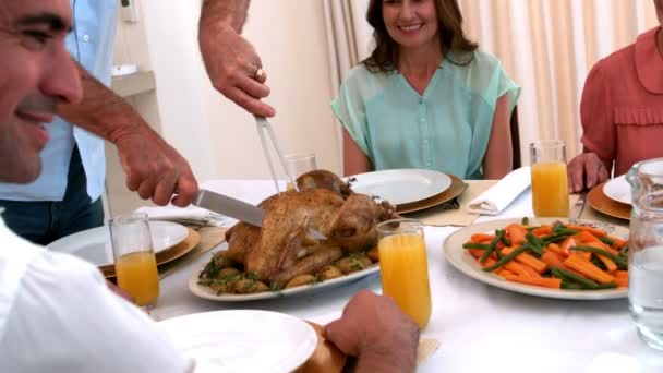 Abuelo tallando pollo en la mesa — Vídeo de stock