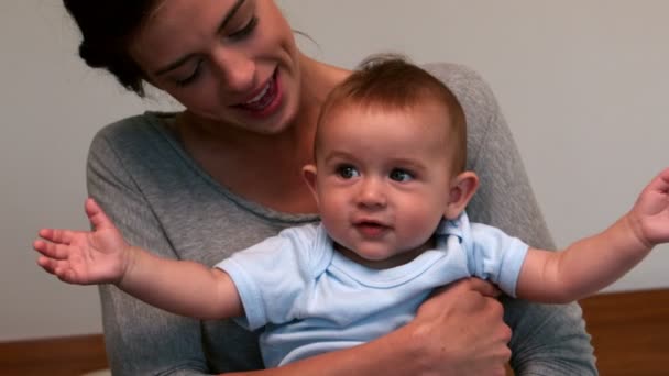 Moeder houdt haar baby jongen vast — Stockvideo