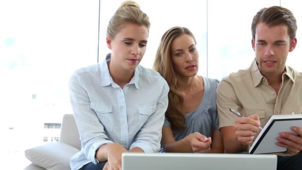 Colegas tendo uma reunião no sofá com laptop — Vídeo de Stock