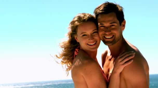 Couple sexy posant ensemble pendant les vacances — Video