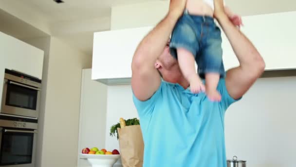 Vater hebt an und spielt mit seinem kleinen Jungen — Stockvideo