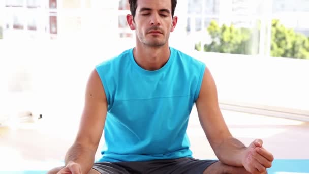 Passen man zit in lotus pose — Stockvideo