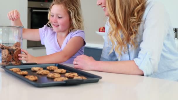 Süt ve kurabiye annesi ile olan kız — Stok video