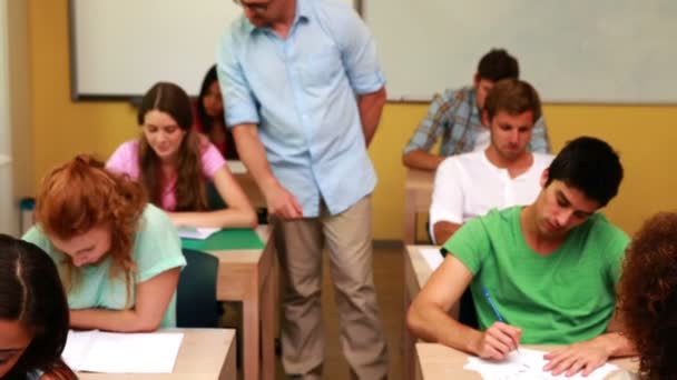 Föreläsare ler mot kameran i klassrummet — Stockvideo