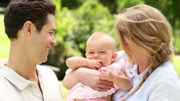 Ouders met hun babymeisje in het park — Stockvideo