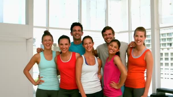 Classe di fitness sorridente alla fotocamera — Video Stock