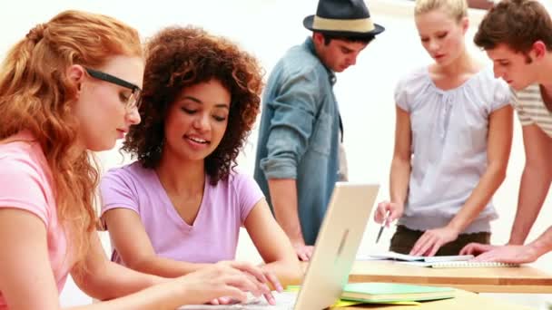 Estudiantes trabajando juntos — Vídeos de Stock