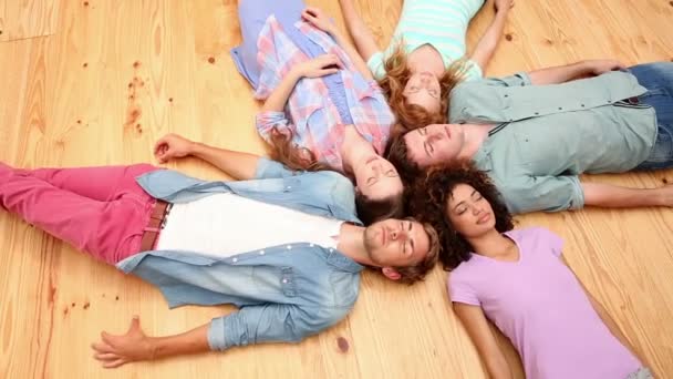 Students lying on floor in a circle — Stock Video