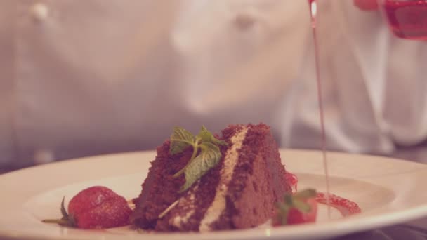 Chef-kok siroop gieten over chocolade dessert — Stockvideo