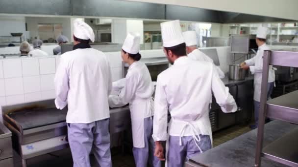 Повара на работе на занятой кухне — стоковое видео