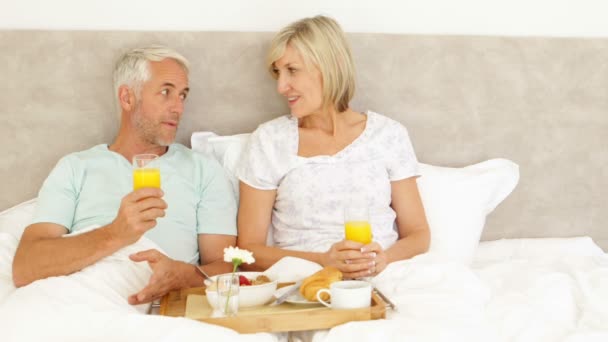 Pareja disfrutando del desayuno en la cama juntos — Vídeos de Stock