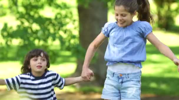 Roztomilý sourozenci skákat nahoru a dolů — Stock video