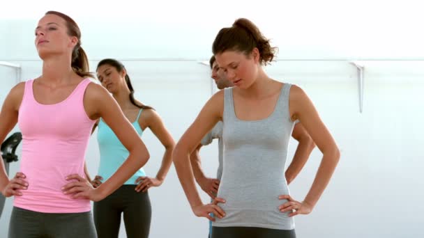 Ajustar a las mujeres haciendo yoga juntas en estudio — Vídeo de stock