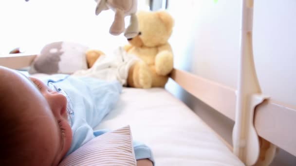 Junge schläft im Kinderbett — Stockvideo