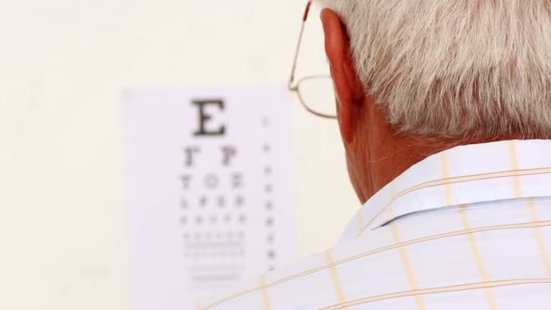 Homme âgé heureux avec ses nouvelles lunettes — Video