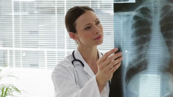 Доктор вивчає рентген грудної клітини — стокове відео