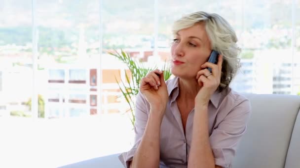 Businesswomen planning together on the sofa — Stock Video