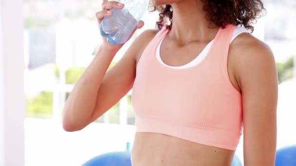 Fit woman drinking water from bottle — Stock Video