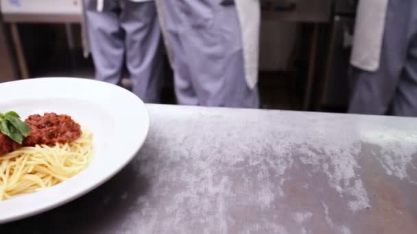 Cenas de espaguetis con condimento de chef con pimienta negra — Vídeo de stock