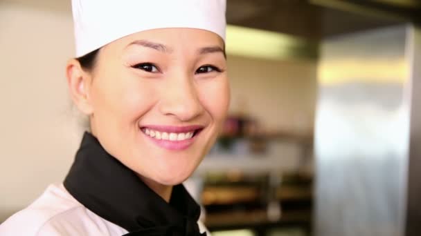 Счастливый шеф-повар улыбается в камеру — стоковое видео